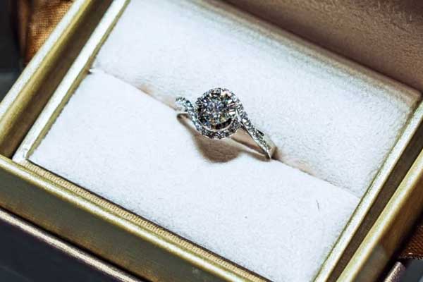 2万块买的钻石戒指回收可以卖多少钱
