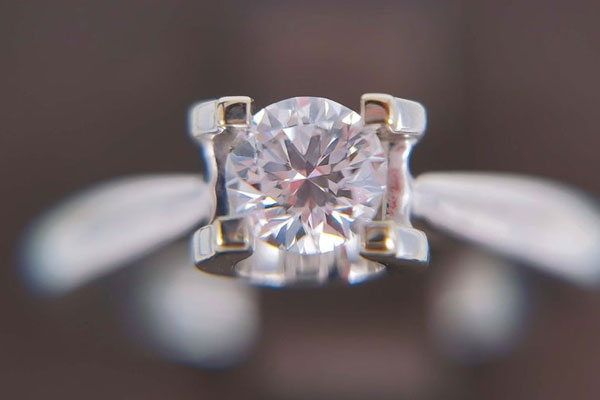 5600的钻石戒指能回收多少钱得看主钻