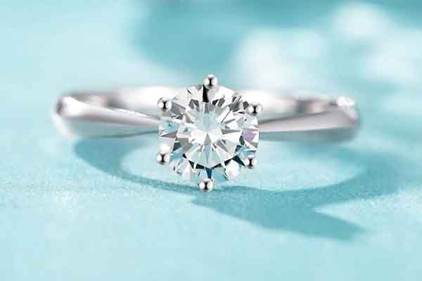 铂金钻石戒指回收能卖多少钱看钻石大小吗